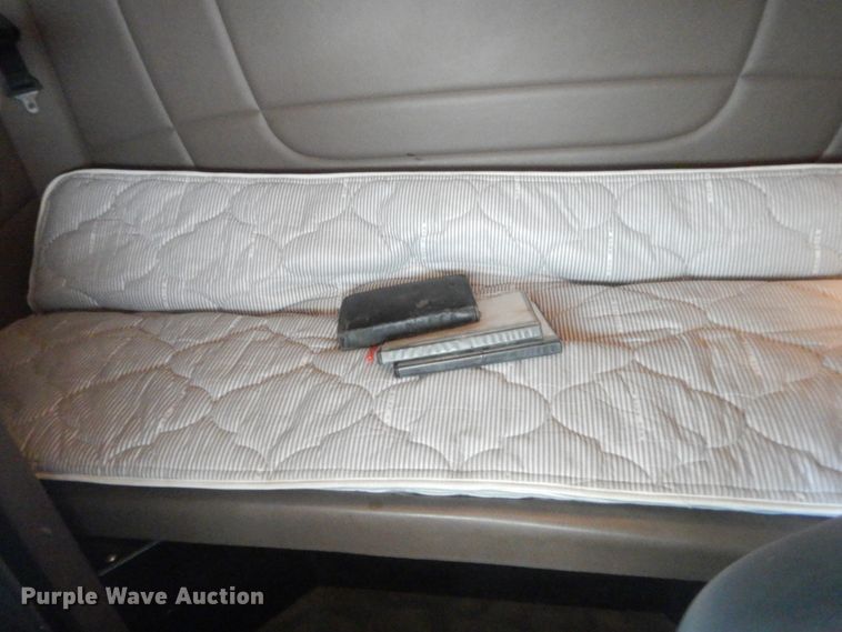 image for item IN9519 2013 Peterbilt 384  semi truck