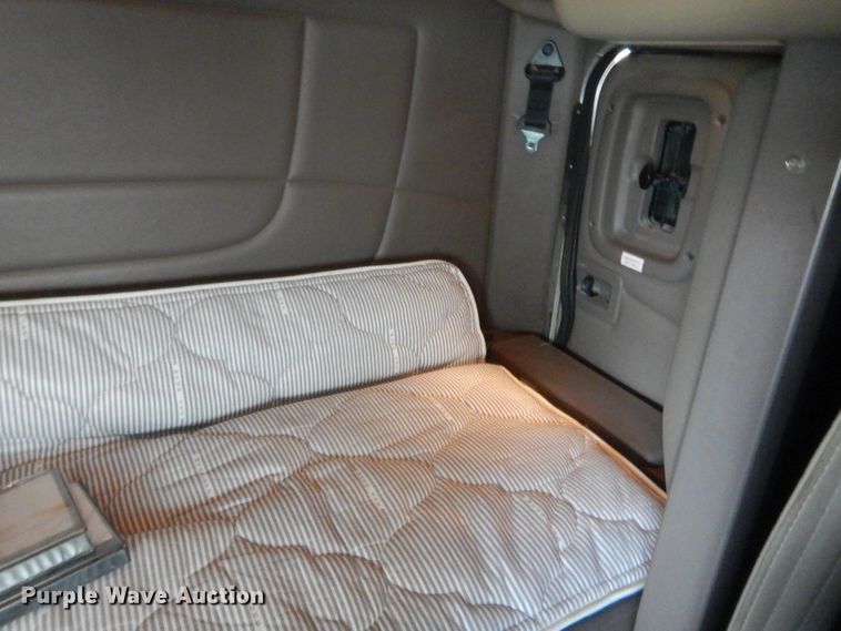 image for item IN9519 2013 Peterbilt 384  semi truck