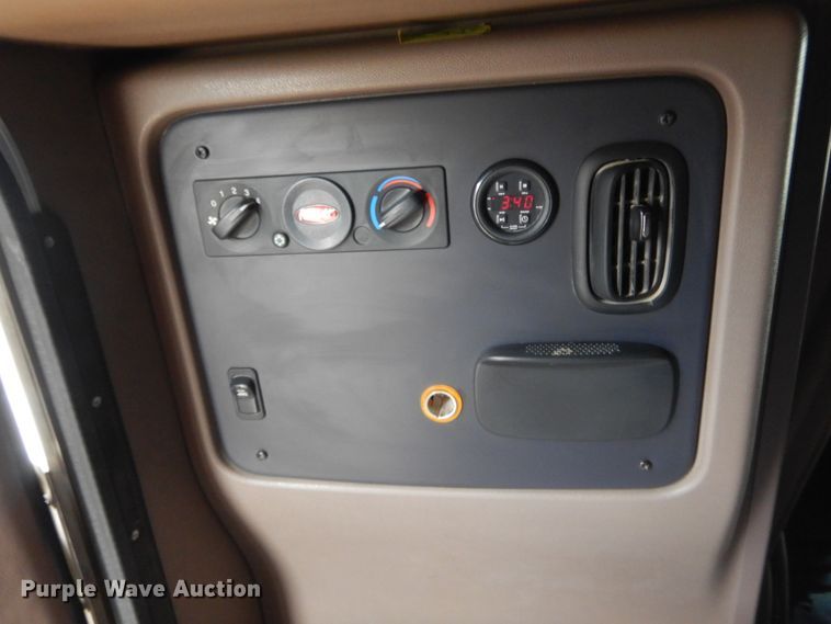 image for item IN9519 2013 Peterbilt 384  semi truck