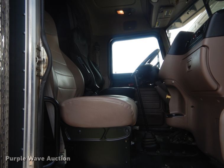 image for item IN9519 2013 Peterbilt 384  semi truck