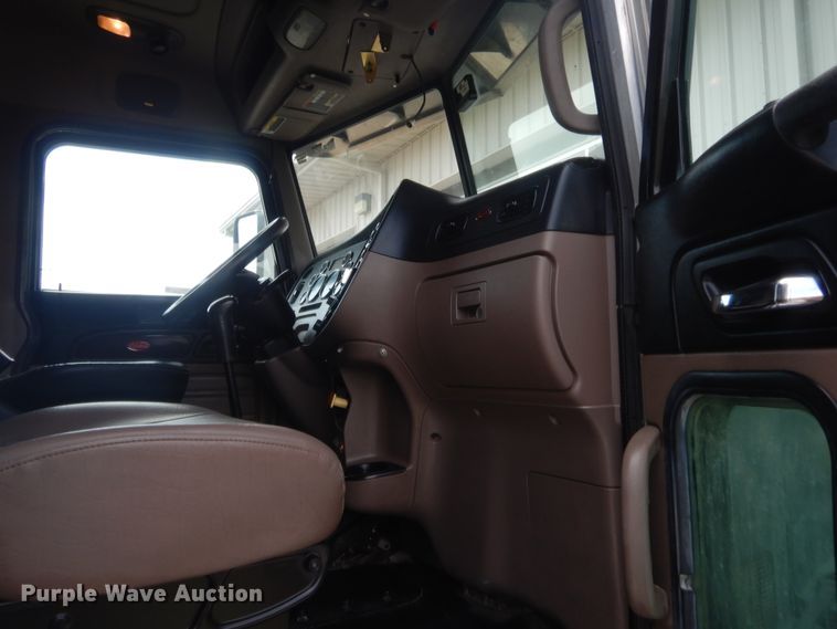 image for item IN9519 2013 Peterbilt 384  semi truck