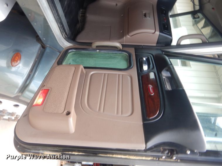 image for item IN9519 2013 Peterbilt 384  semi truck