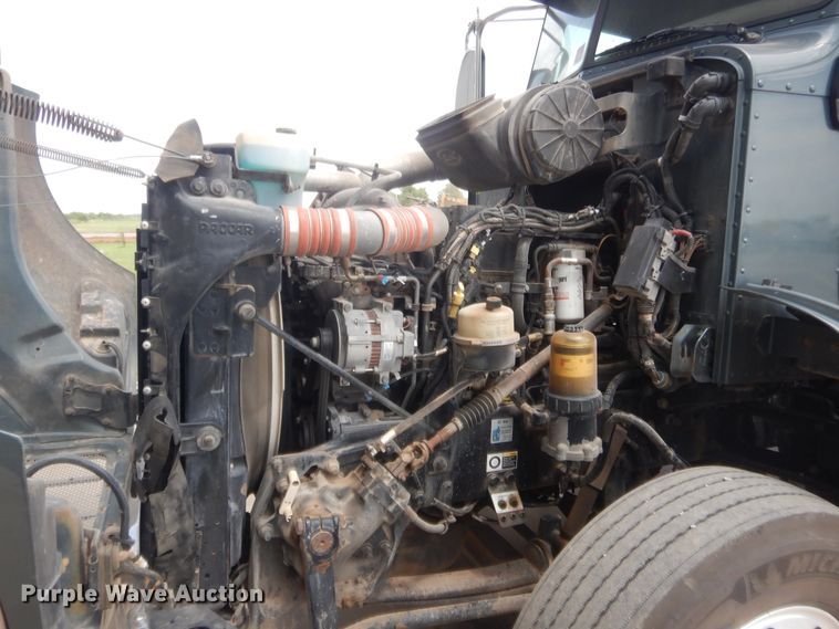 image for item IN9519 2013 Peterbilt 384  semi truck