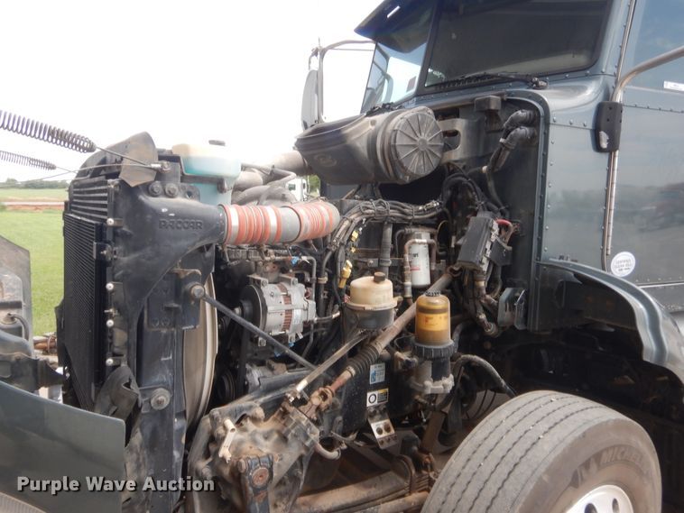 image for item IN9519 2013 Peterbilt 384  semi truck