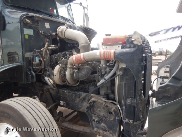 image for item IN9519 2013 Peterbilt 384  semi truck