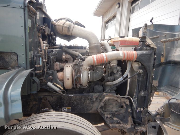 image for item IN9519 2013 Peterbilt 384  semi truck