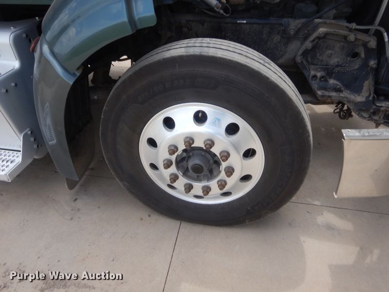 image for item IN9519 2013 Peterbilt 384  semi truck