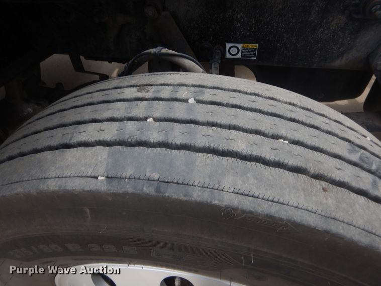 image for item IN9519 2013 Peterbilt 384  semi truck