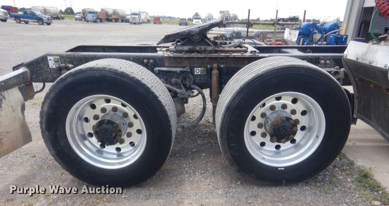 image for item IN9519 2013 Peterbilt 384  semi truck