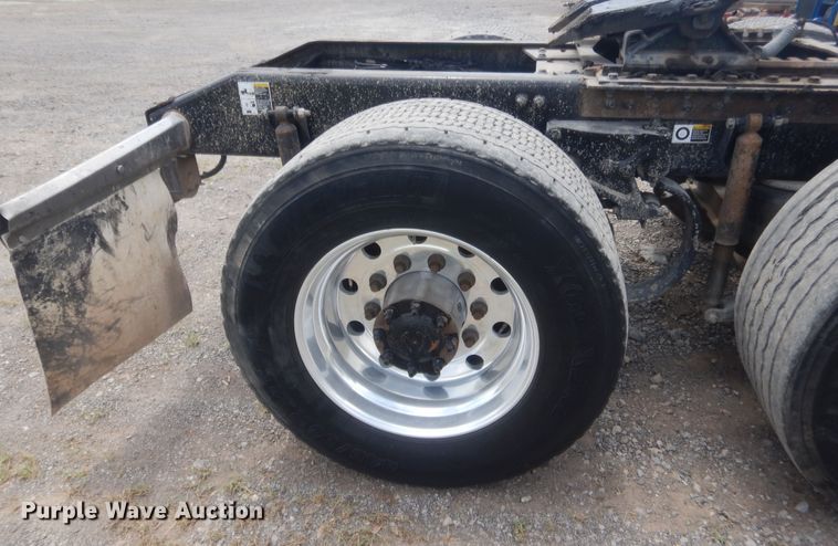 image for item IN9519 2013 Peterbilt 384  semi truck