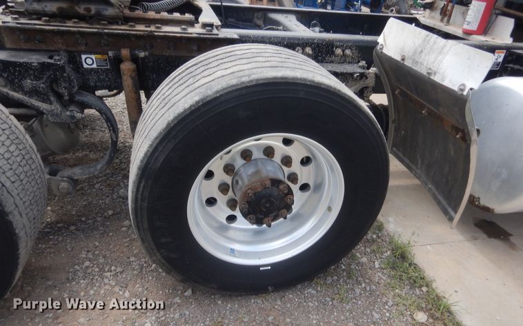 image for item IN9519 2013 Peterbilt 384  semi truck