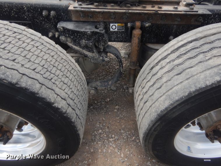 image for item IN9519 2013 Peterbilt 384  semi truck