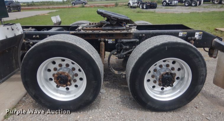 image for item IN9519 2013 Peterbilt 384  semi truck