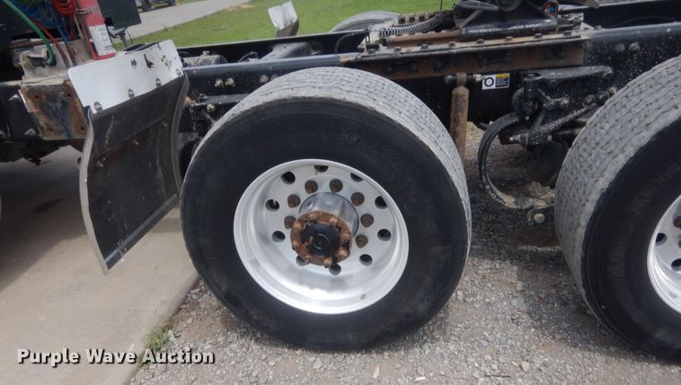 image for item IN9519 2013 Peterbilt 384  semi truck