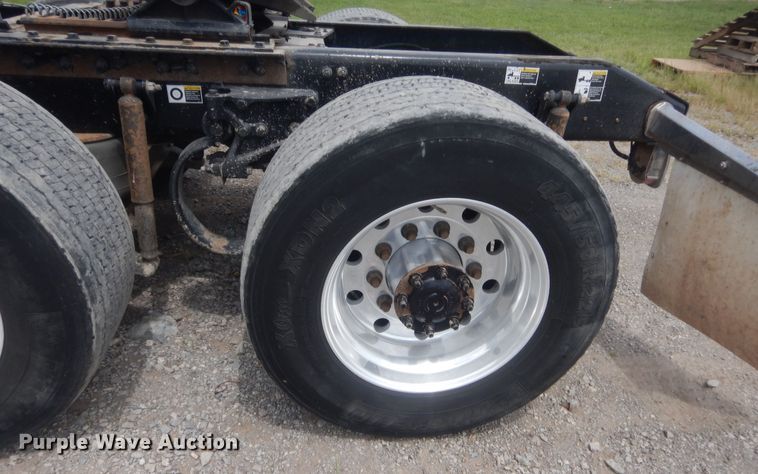 image for item IN9519 2013 Peterbilt 384  semi truck