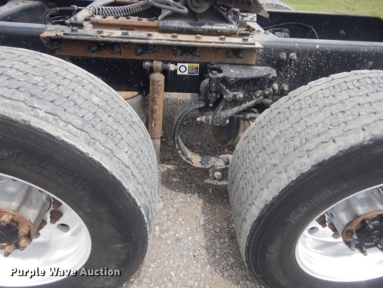 image for item IN9519 2013 Peterbilt 384  semi truck