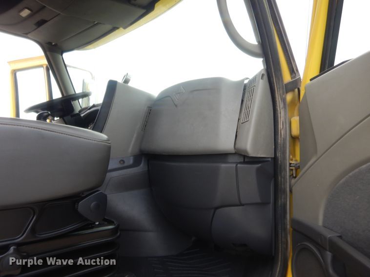 image for item IN9521 2011 International ProStar  semi truck