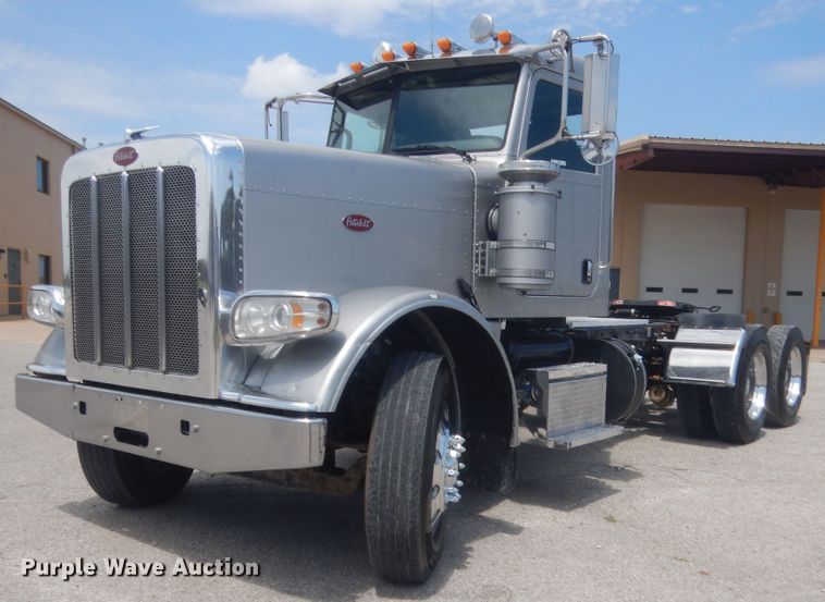 image for item IN9528 2013 Peterbilt 388  semi truck