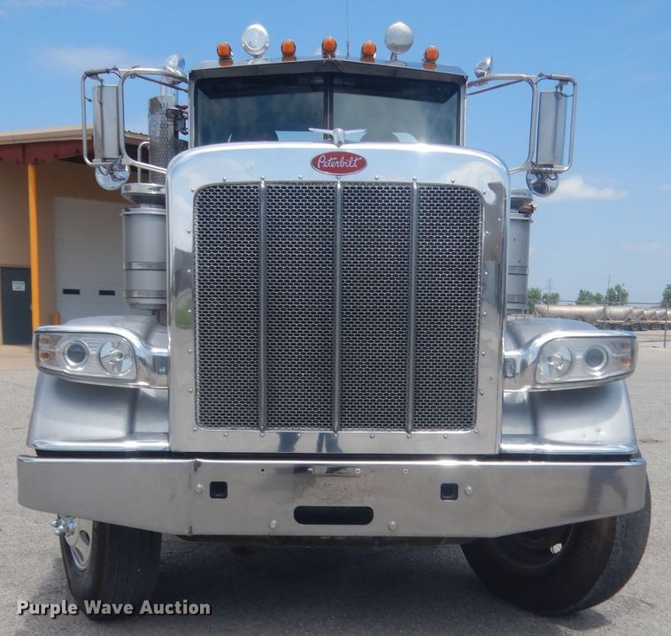 image for item IN9528 2013 Peterbilt 388  semi truck