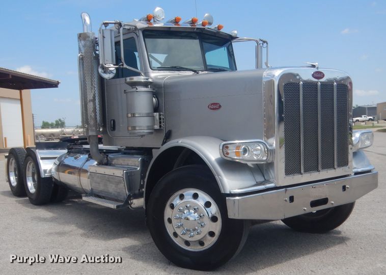 image for item IN9528 2013 Peterbilt 388  semi truck