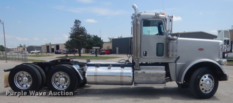 image for item IN9528 2013 Peterbilt 388  semi truck