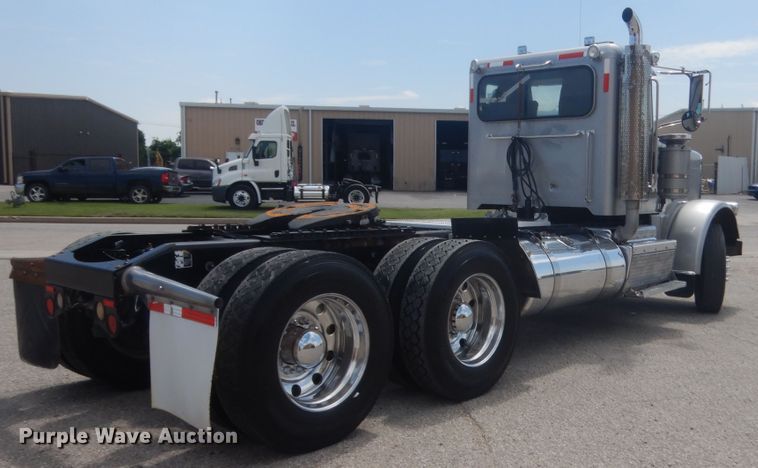 image for item IN9528 2013 Peterbilt 388  semi truck