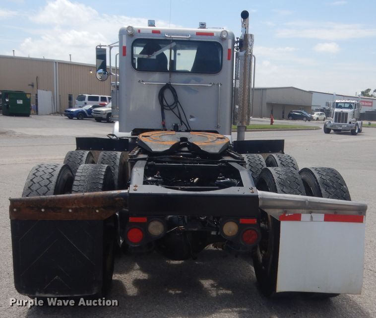 image for item IN9528 2013 Peterbilt 388  semi truck