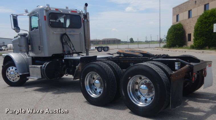 image for item IN9528 2013 Peterbilt 388  semi truck