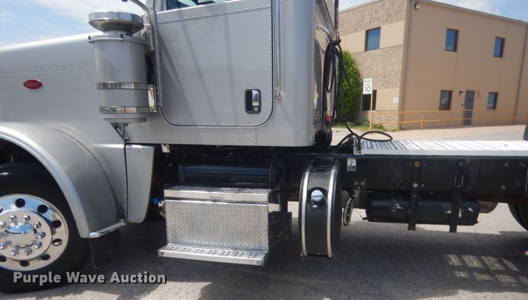 image for item IN9528 2013 Peterbilt 388  semi truck