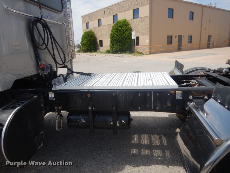 image for item IN9528 2013 Peterbilt 388  semi truck