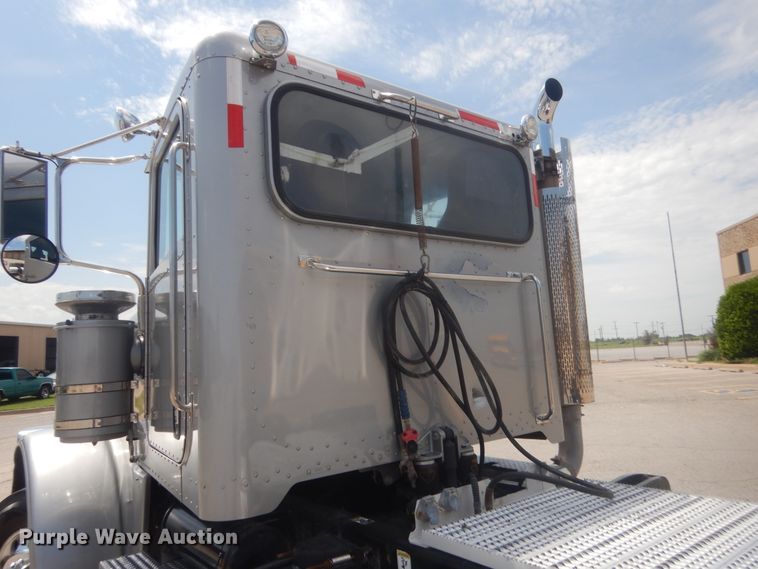 image for item IN9528 2013 Peterbilt 388  semi truck