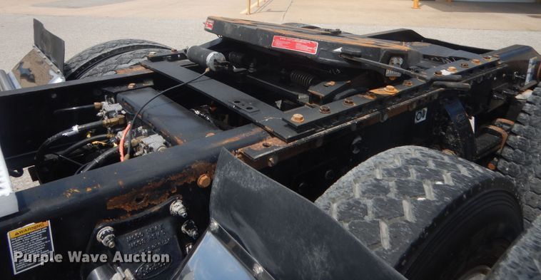 image for item IN9528 2013 Peterbilt 388  semi truck