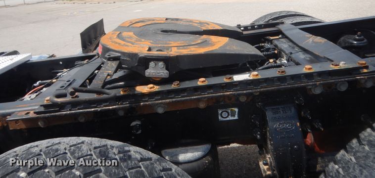 image for item IN9528 2013 Peterbilt 388  semi truck