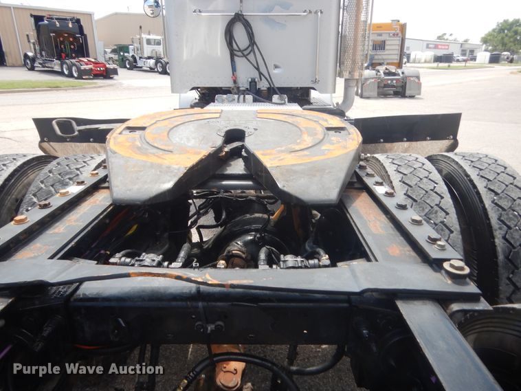 image for item IN9528 2013 Peterbilt 388  semi truck