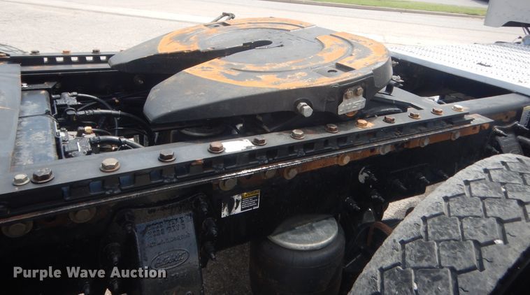 image for item IN9528 2013 Peterbilt 388  semi truck