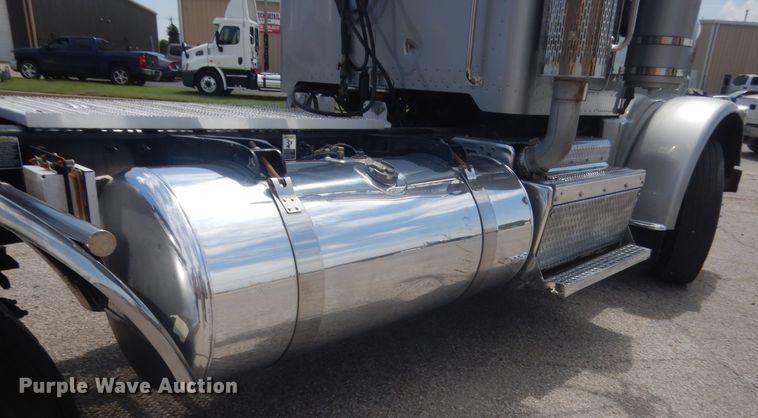 image for item IN9528 2013 Peterbilt 388  semi truck