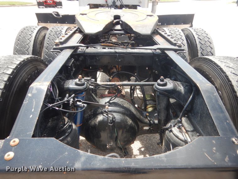 image for item IN9528 2013 Peterbilt 388  semi truck