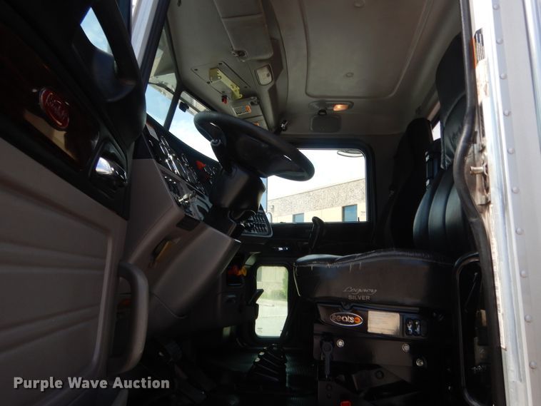 image for item IN9528 2013 Peterbilt 388  semi truck