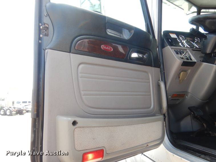 image for item IN9528 2013 Peterbilt 388  semi truck