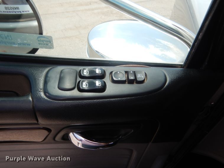 image for item IN9528 2013 Peterbilt 388  semi truck