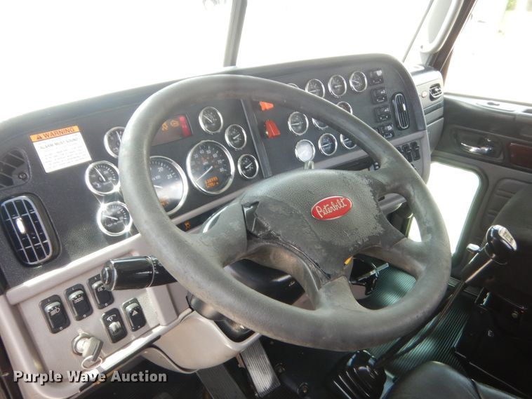 image for item IN9528 2013 Peterbilt 388  semi truck