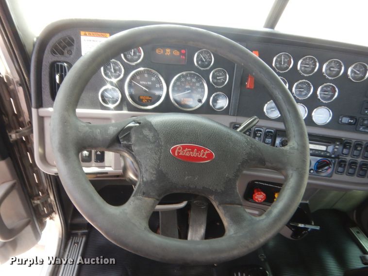 image for item IN9528 2013 Peterbilt 388  semi truck