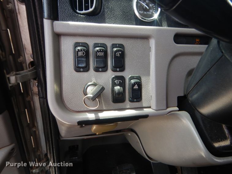 image for item IN9528 2013 Peterbilt 388  semi truck