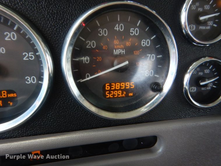 image for item IN9528 2013 Peterbilt 388  semi truck