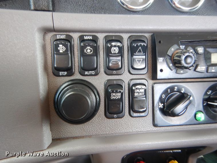 image for item IN9528 2013 Peterbilt 388  semi truck