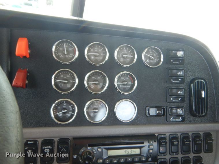 image for item IN9528 2013 Peterbilt 388  semi truck