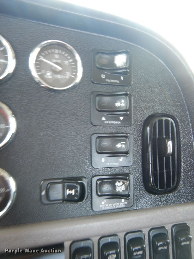 image for item IN9528 2013 Peterbilt 388  semi truck