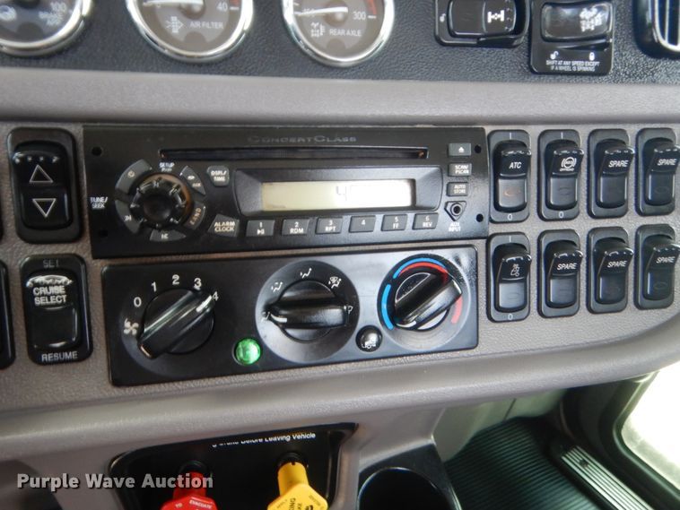 image for item IN9528 2013 Peterbilt 388  semi truck