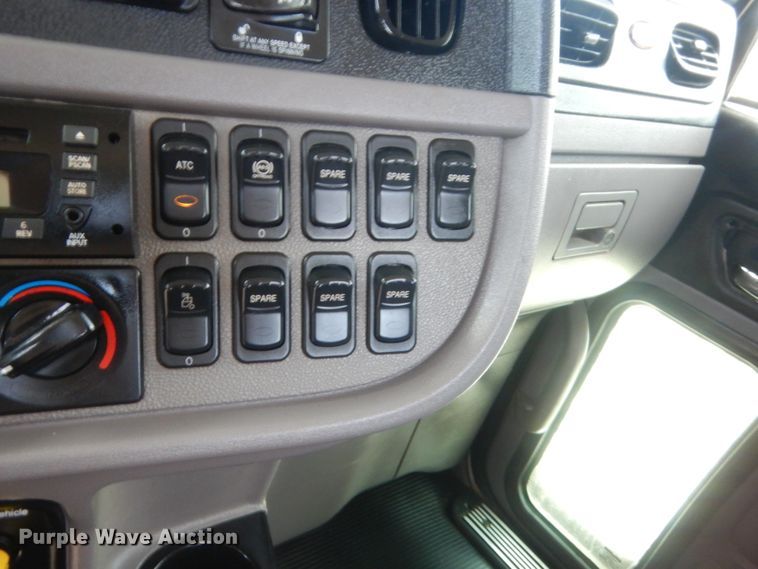 image for item IN9528 2013 Peterbilt 388  semi truck