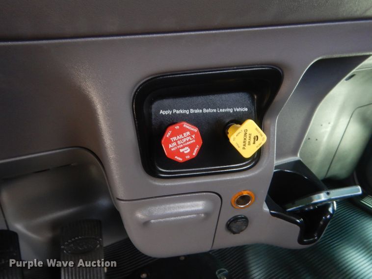 image for item IN9528 2013 Peterbilt 388  semi truck